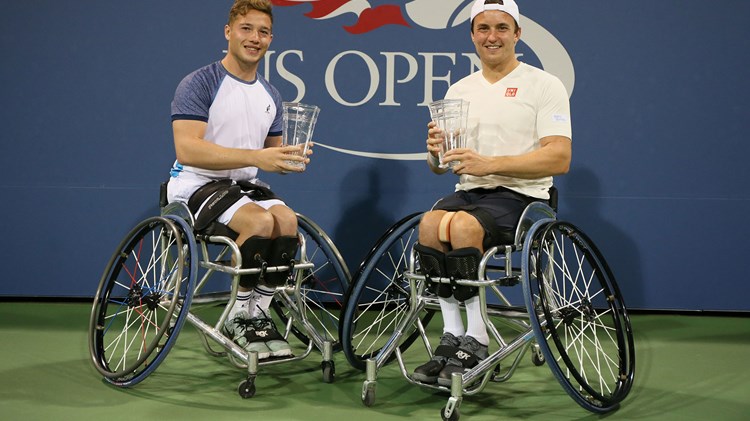 Alfie Hewett and Gordon Reid holding their US Open doubles trophies in 2017