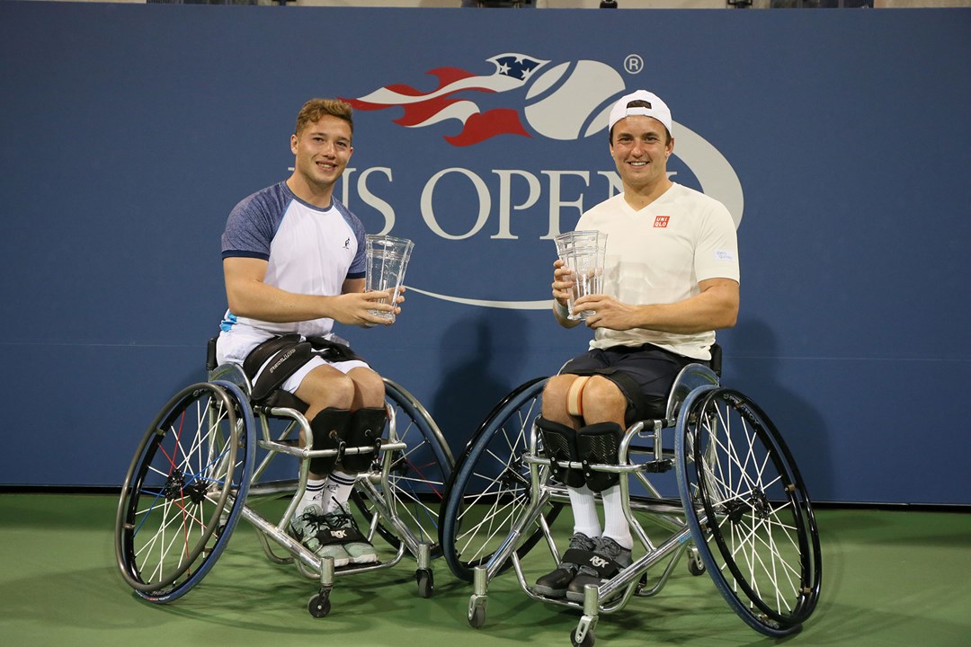 Alfie Hewett and Gordon Reid holding their US Open doubles trophies in 2017