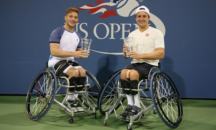 Alfie Hewett and Gordon Reid holding their US Open doubles trophies in 2017