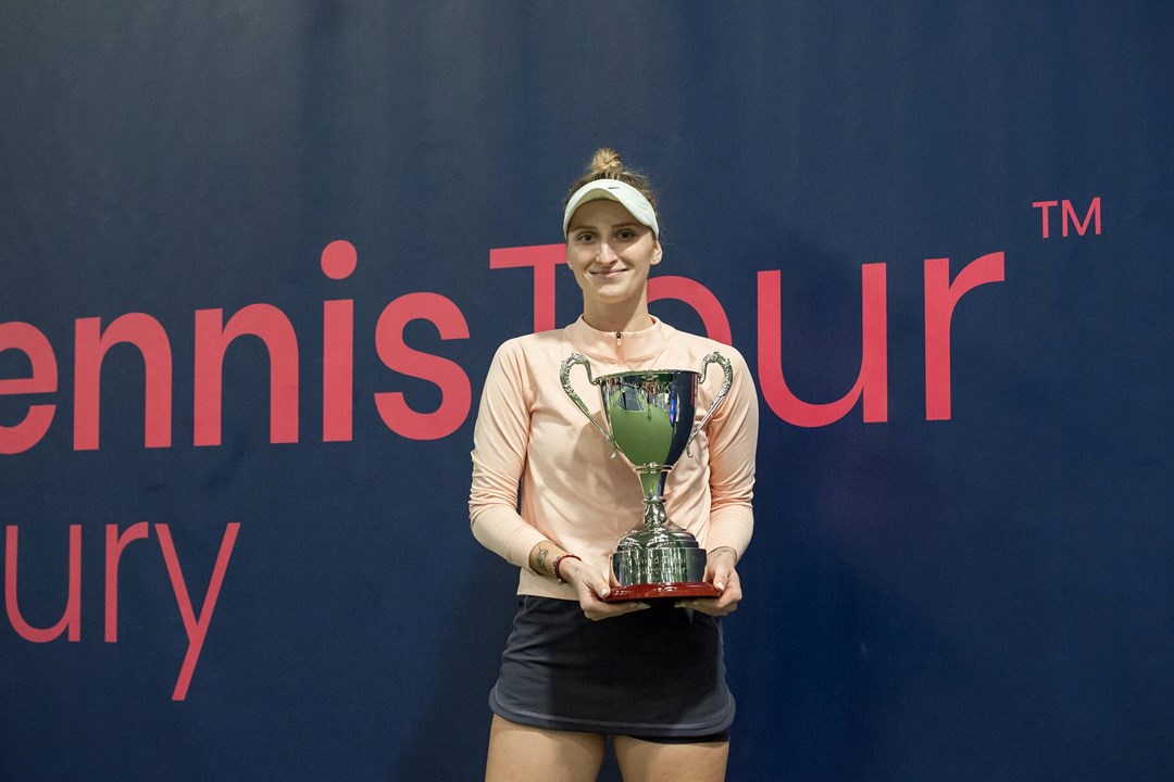 Marketa Vondrousova holding the W100 Shrewsbury singles trophy
