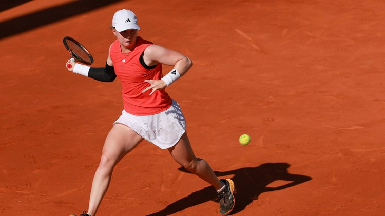 Francesca Jones lines up a forehand at the Mutua Madrid Open