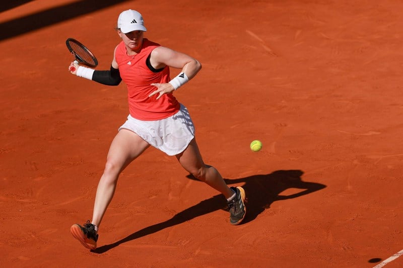 Francesca Jones lines up a forehand at the Mutua Madrid Open
