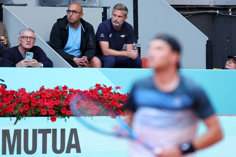 Coach James Trotman watching Jack Draper at the Madrid Open