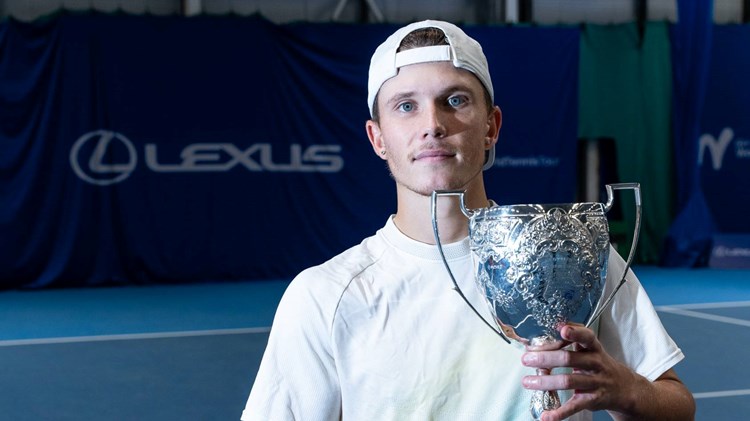 Harry Wendelken holding the Lexus British Pro Series Glasgow title