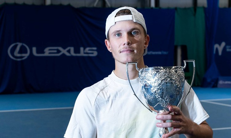 Harry Wendelken holding the Lexus British Pro Series Glasgow title