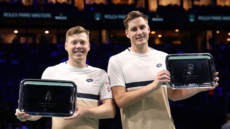 Harri Heliovaara and Henry Patten holding the Rolex Paris Masters title