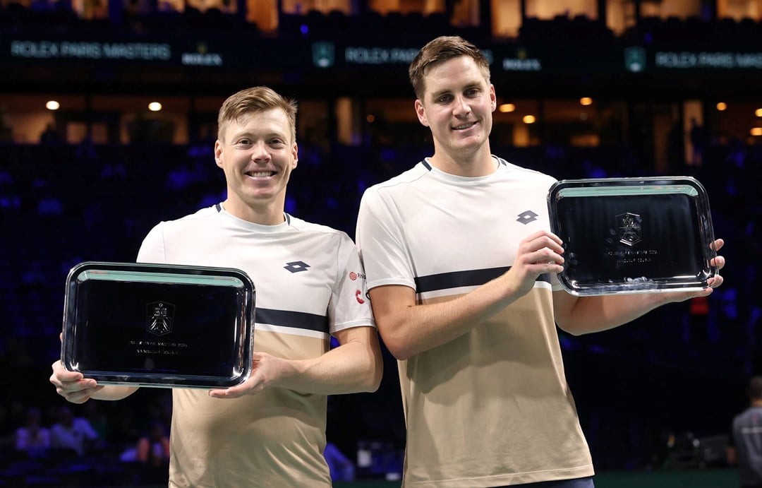 Harri Heliovaara and Henry Patten holding the Rolex Paris Masters title