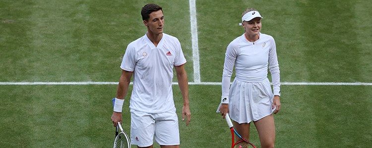 Joe Salisbury and Harriet Dart walking off a tennis court together