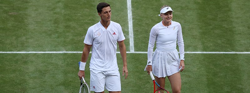 Joe Salisbury and Harriet Dart walking off a tennis court together