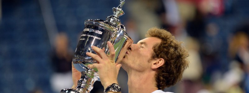 Andy Murray kissing US Open trophy
