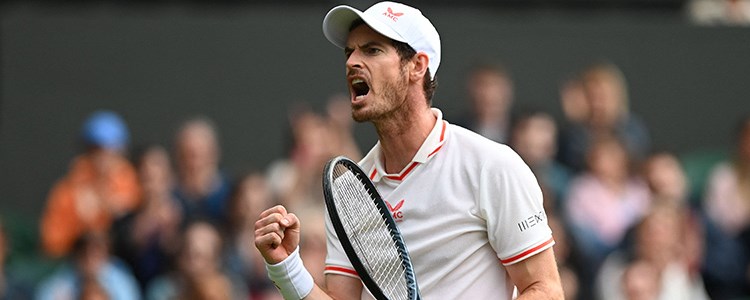 Andy Murray celebrating in front of a full crowd