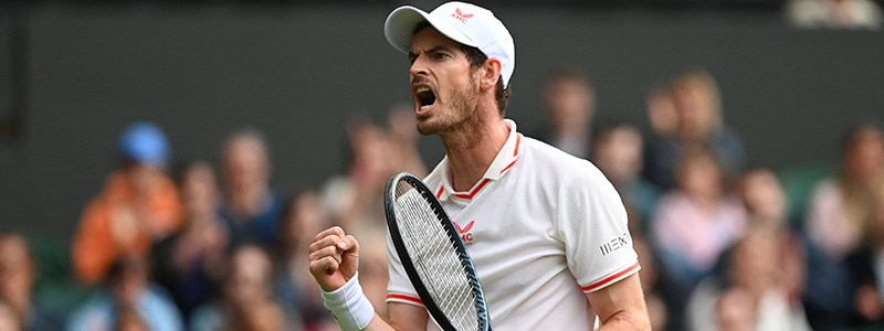 Andy Murray celebrating in front of a full crowd