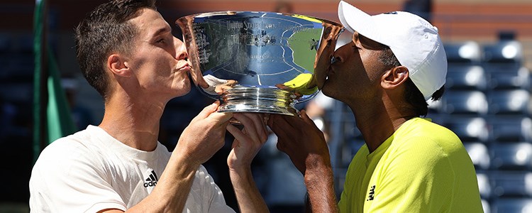 Joe Salisbury and Rajeev Ram kissing their trophy