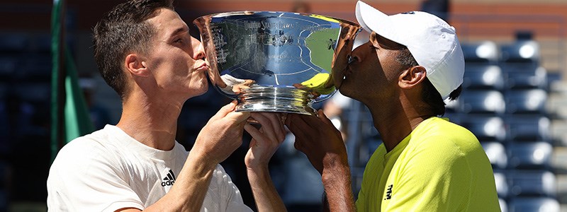 Joe Salisbury and Rajeev Ram kissing their trophy