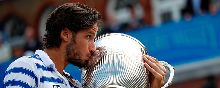 Feliciano Lopez kissing Aegon Championship trophy