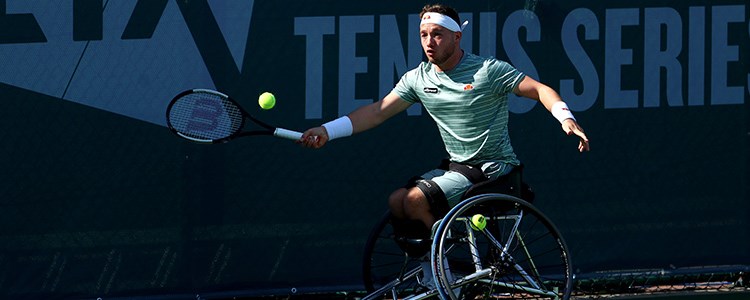 Alfie Hewett reaching for a forehand