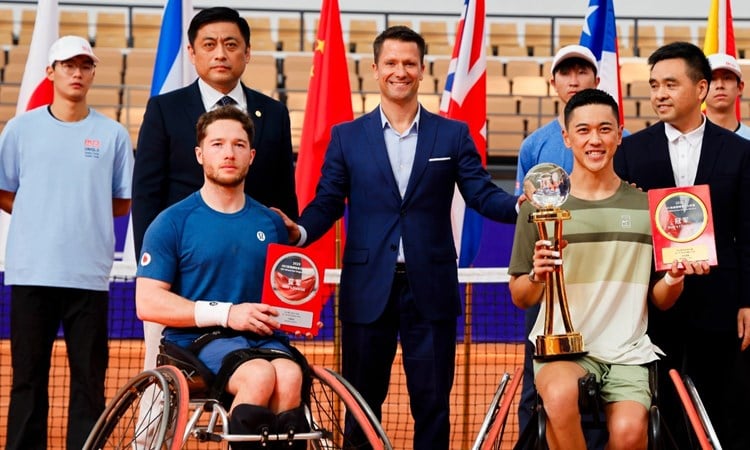 Alfie Hewett with the runners-up trophy at the 2025 Wheelchair Tenis Masters