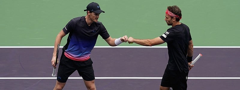 Jamie Murray and Bruno Soares fist pumping on court during a match