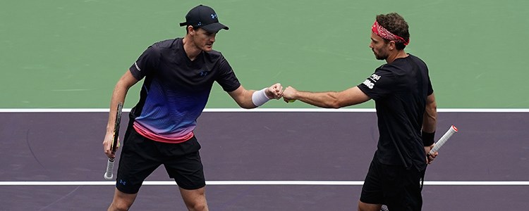Jamie Murray and Bruno Soares fist pumping on court during a match