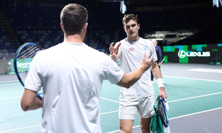 Jack Draper high-fiving Leon Smith at the Davis Cup Finals in Malaga