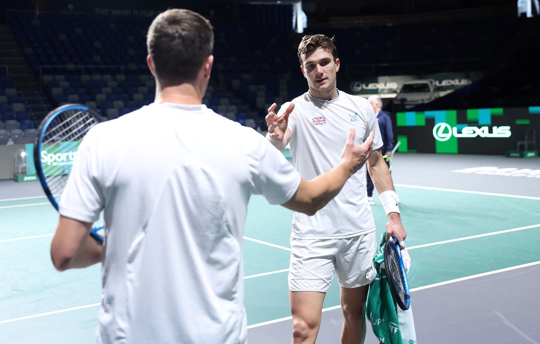 Jack Draper high-fiving Leon Smith at the Davis Cup Finals in Malaga