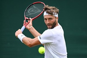 Liam Broady lines up a backhand slice at Wimbledon