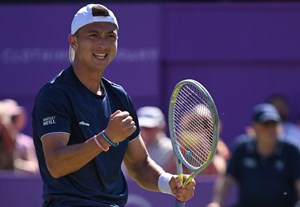 Ryan Peniston celebrating after winning match point against top seed, Casper Ruud, at the 2022 cinch Championships