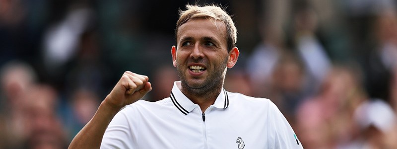Dan Evans celebrating in front of a crowd
