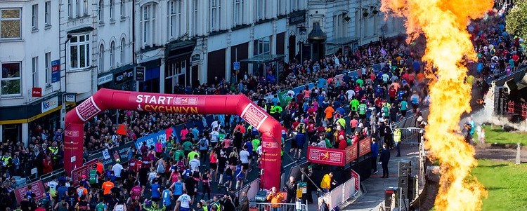 Crowds at Run 4 Wales start line