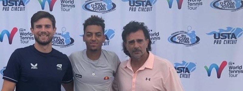 paul jubb standing besides other players in front of usta pro circuit board