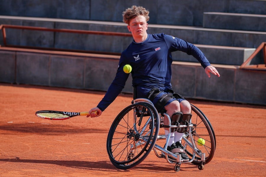 Male handicapped tennis player hitting a ball