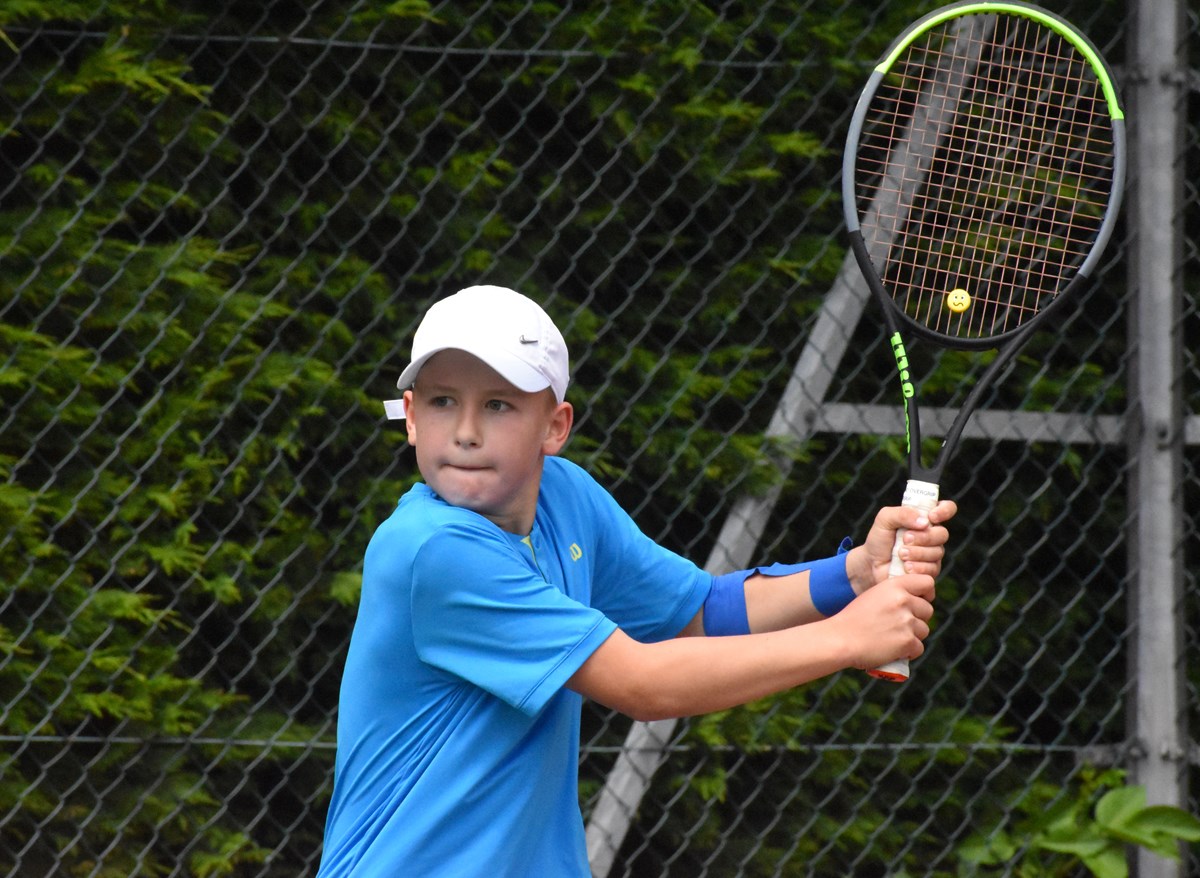 Young tennis player concentrating on his tennis return 