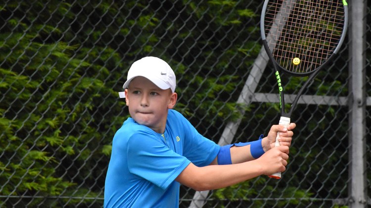 Young tennis player concentrating on his tennis return 