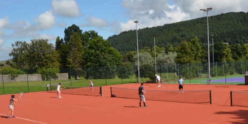 2021-outdoor-courts-with-players-tennis-scotland-800x400.jpg