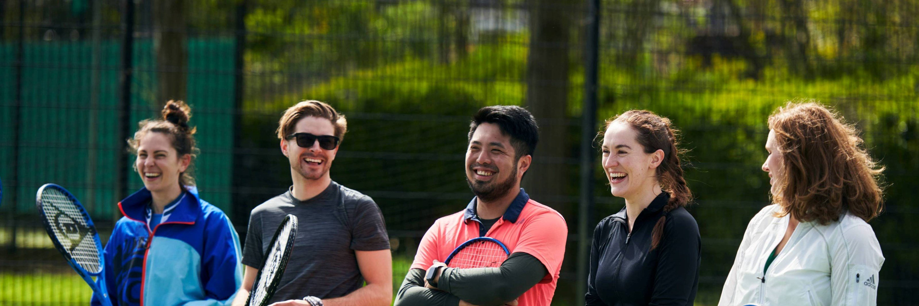 自由公园网球运动员一起在球场上大笑