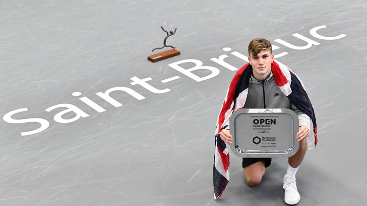 Jack Draper holding holding Saint Beiruc challenger  shield