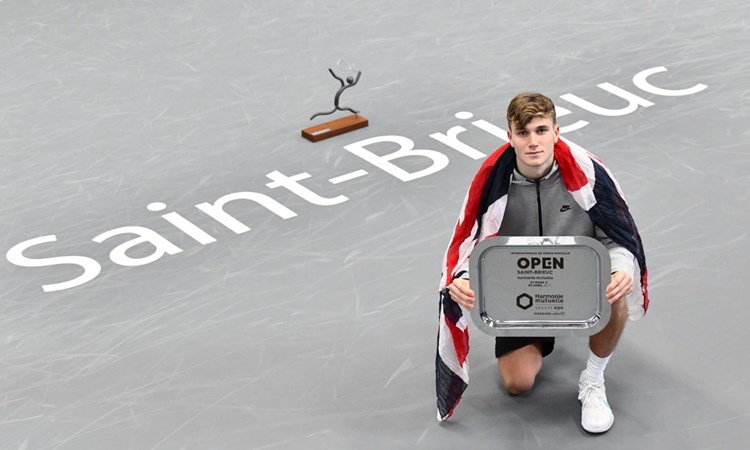 Jack Draper holding holding Saint Beiruc challenger  shield