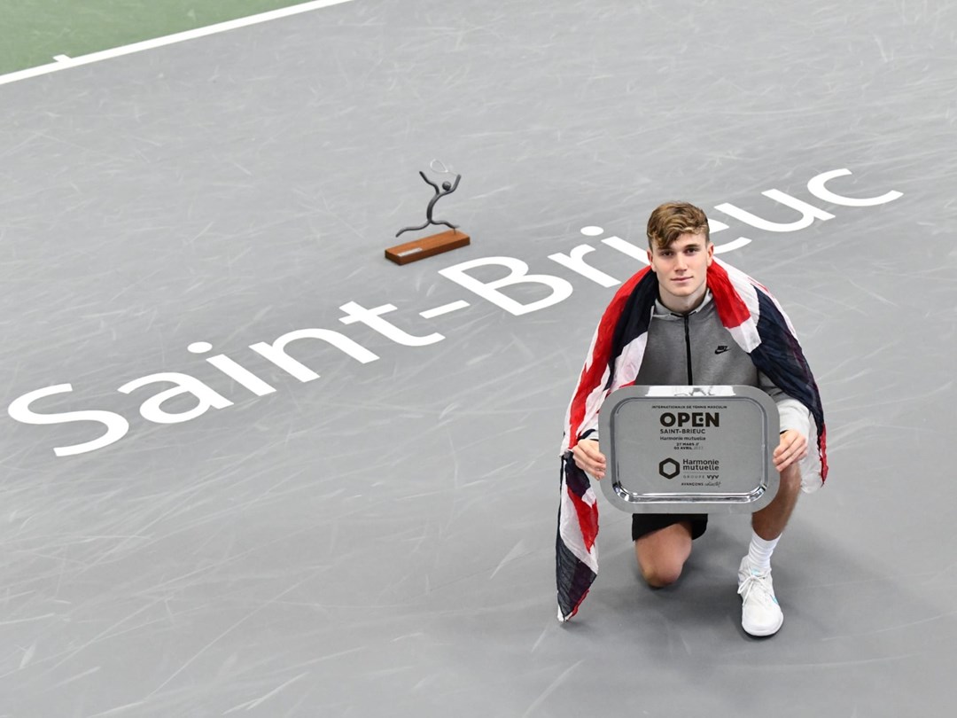Jack Draper holding holding Saint Beiruc challenger shield