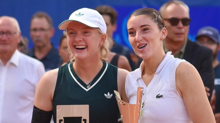 Francesca Jones holding the WTA 125 Contrexeville title