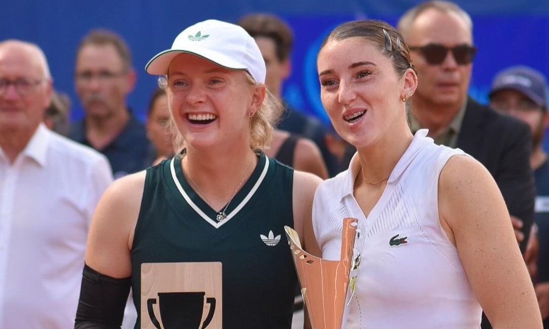 Francesca Jones holding the WTA 125 Contrexeville title