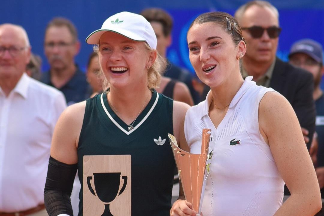 Francesca Jones holding the WTA 125 Contrexeville title