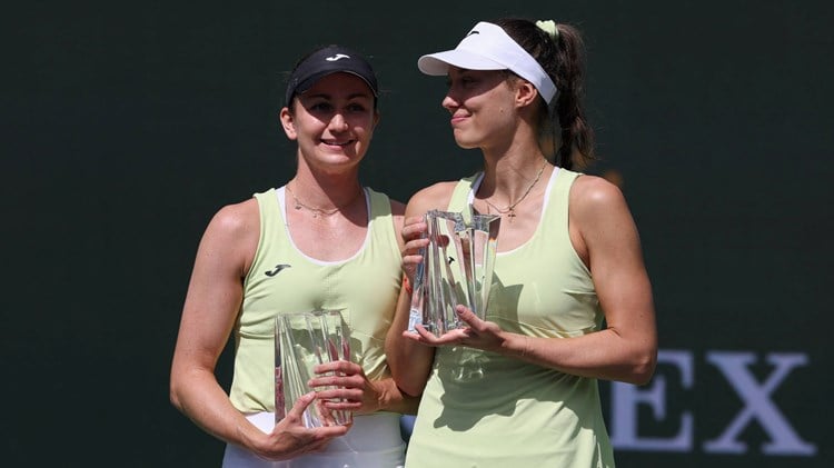 Olivia Nicholls and Tereza Mihalikova holding the Indian Wells runners-up trophies