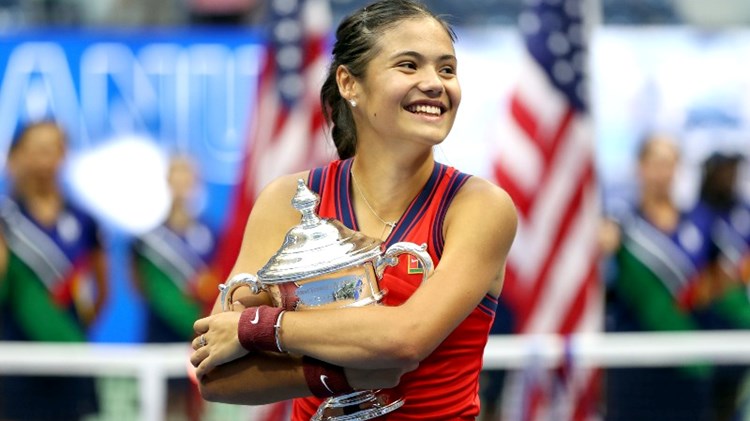 Emma Raducanu hugging a trophy