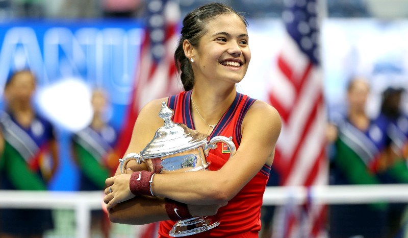 Emma Raducanu hugging a trophy