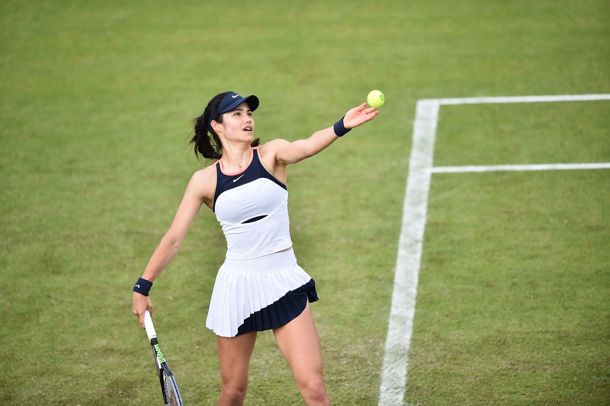 Emma Raducanu about to serve.jpg