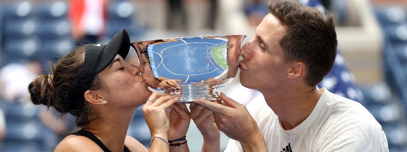 Joe Salisbury trophy kiss