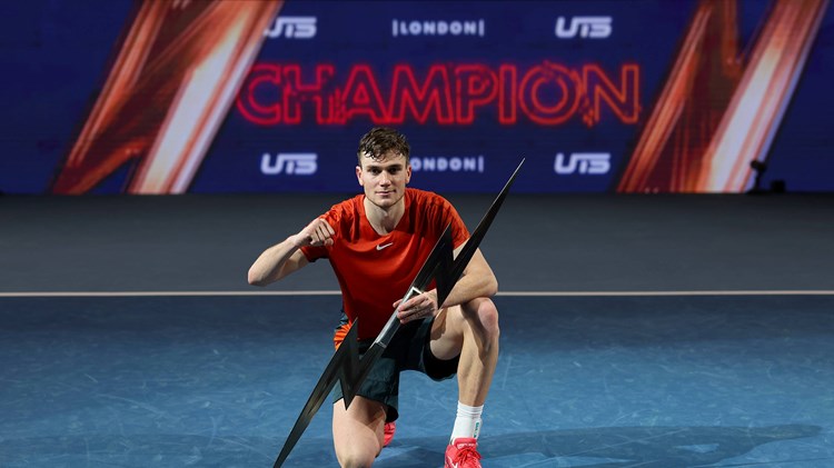 Jack Draper holding the Ultimate Tennis Showdown Grand Final title