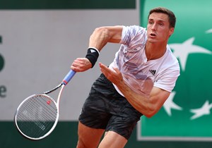 Joe Salisbury of Great Britain serves