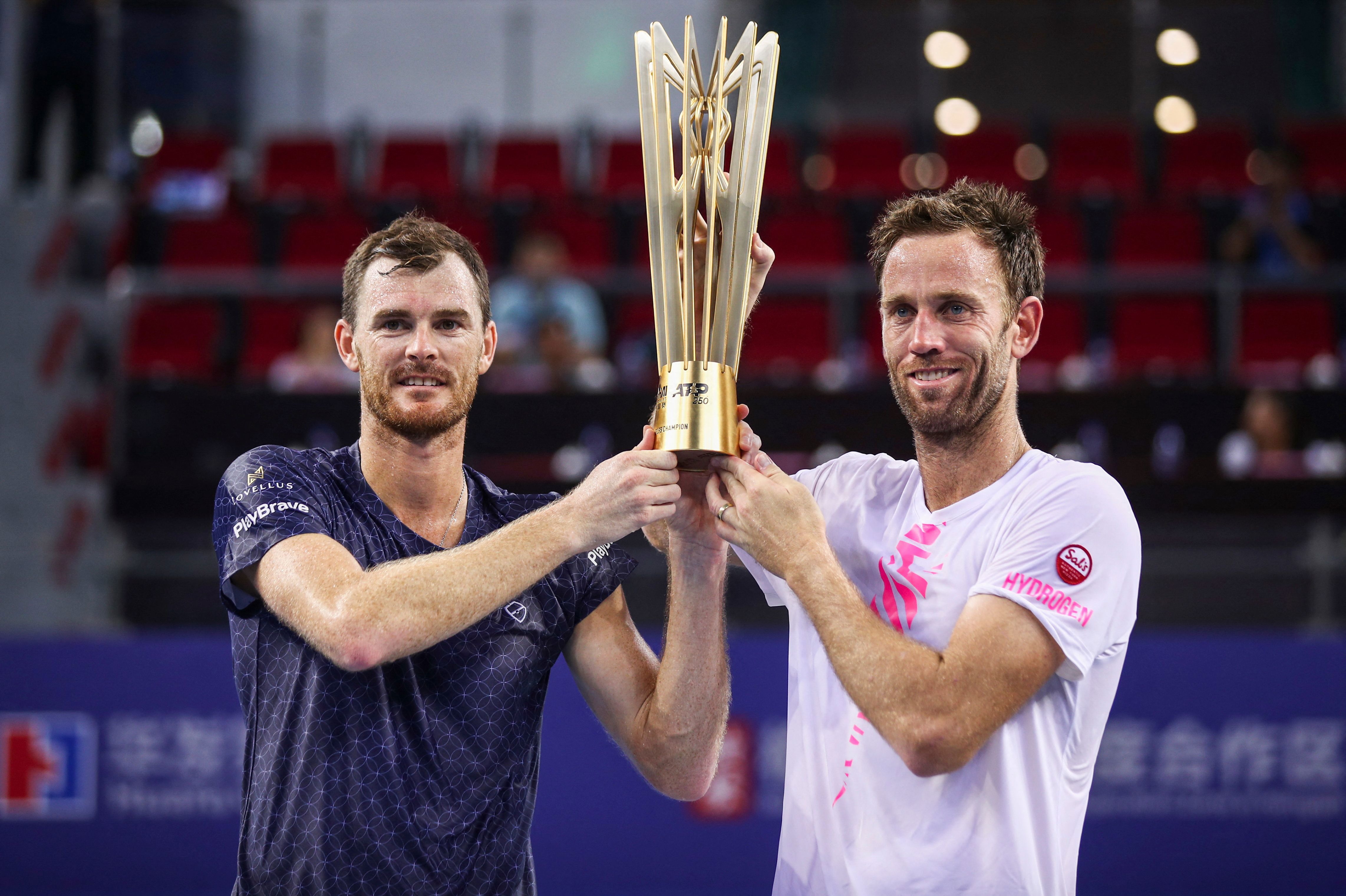 Murray wins in China, Stewart reaches final and legends visit Scotland
