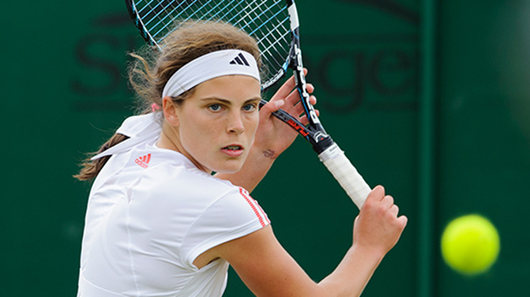 Maia Lumsden about to play a backhand in tennis